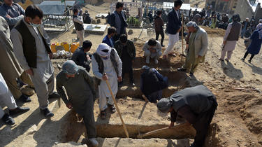 Des habitants creusent des tombes après un attentat survenu ces derniers jours