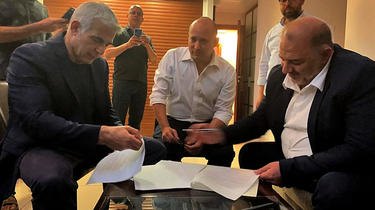 De gauche à droite : Yaïr Lapid, Naftali Bennett et Mansour Abbas