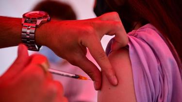 Six Français sur dix ont reçu au moins une dose de vaccin, et la moitié sont complètement vaccinés.