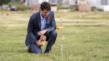 Justin Trudeau laisse un ours en peluche sur le site où des tombes anonymes ont été retrouvées