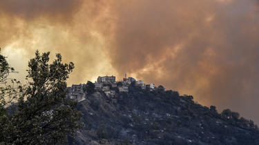 Les incendies ravagent la Kabylie