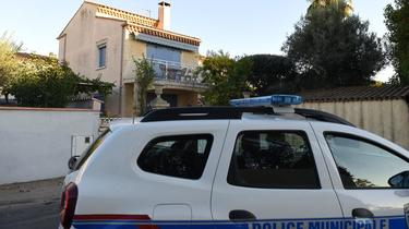 Cette photographie prise à Agde, dans le sud de la France, le 14 octobre 2021, montre une voiture de police garée devant la maison où une femme de 77 ans a été retrouvée décapitée. 