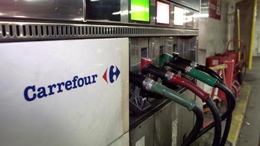 Carrefour va offrir des bons d'achat de 5 euros aux automobilistes qui font le plein dans les stations-service du groupe. 