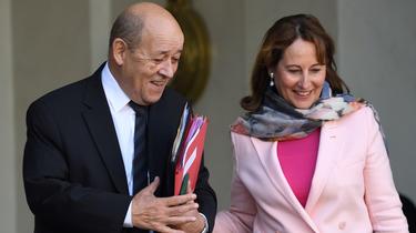 Jean-Yves Le Drian et Ségolène Royal ont été ministre en même temps dans le gouvernement de Manuel Valls de 2014 à 2017, elle de l'Environnement, lui de la Défense. 