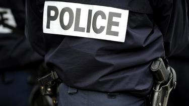 L'un des policiers est un opérateur de vidéosurveillance d'un commissariat parisien, tandis que le second est un collègue ayant reconnu avoir filmé les images avec son smartphone. 