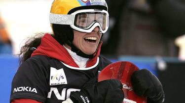 L’ancienne championne de snowboard française Julie Pomagalski est décédée dans une avalanche en Suisse.
