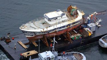 L'épave du bateau lors de son retour sur les côtes françaises en 2004