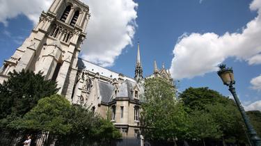 Avant l'incendie, deux espaces verts distincts entouraient la cathédrale : les squares Jean-XXIII et de l'Île-de-France. Calmes, arborés et fleuris, ils n'étaient plus accessibles au public à la tombée de la nuit. 