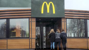 McDonald's crée la polémique pour faire payer les gobelets d'eau dans ses restaurants. 