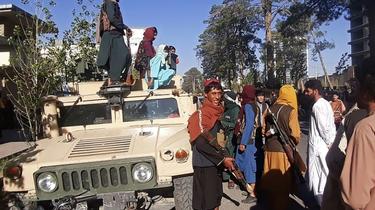 Des talibans sur un humvee de l'armée afghane à Herat, le 13 août 2021 [- / AFP]