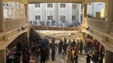 Secours et fidèles sur le site d'une explosion meurtrière dans une mosquée du quartier général de la police de Peshawar, au Pakistan, le 30 janvier 2023 [Maaz ALI / AFP]