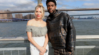 Chadwick Boseman et Sienna Miller ont joué tous les deux dans «Manhattan Lockdown» de Brian Kirk. 