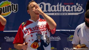 L'Américain Joey Chesnut a remporté pour la 14e fois le traditionnel concours international Nathan's de mangeurs de hot dogs. 