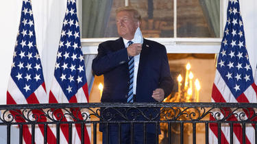 Donald Trump retire son masque quelques minutes après son retour à la Maison Blanche