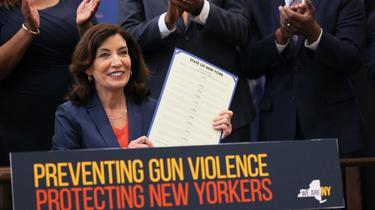 La gouverneure de New York, Kathy Hochul, a présenté de nouvelles mesures de contrôle des armes à feu. 