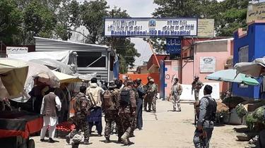 Des membres des forces de sécurité afghanes devant l'entrée d'un hôpital attaqué par des hommes armés, le 12 mai 2020 à Kaboul [STR / AFP]