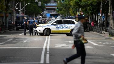 Des policiers bloquent une rue à Madrid durant une manifestation contre les nouvelles restrictions anti-coronavirus, le 20 septembre 2020 [OSCAR DEL POZO / AFP]