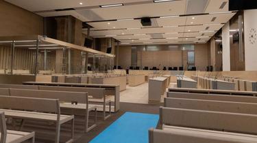 La salle d'audience a été conçue dans la Salle des pas perdus de l'ancien Palais de Justice de Paris.
