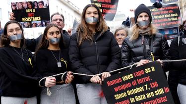 Des manifestantes dénoncent l'utilisation du viol comme arme de guerre par le Hamas