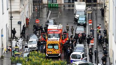 Des policiers et légistes sur les lieux d'une attaque à l'arme blanche près des anciens locaux de Charlie Hebdo, le 25 septembre 2020 à Paris [Alain JOCARD / AFP]