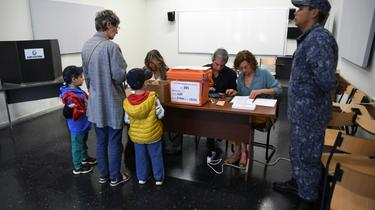 Electeurs dans un bureau de vote à Montevideo, jour de l'élection présidentielle, le  24 novembre 2019 [EITAN ABRAMOVICH / AFP]