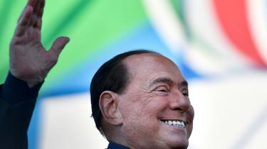 Positif au Covid-19 à bientôt 84 ans, le milliardaire et ancien chef du gouvernement italien Silvio Berlusconi a été hospitalisé  [Tiziana FABI                         / AFP/Archives]