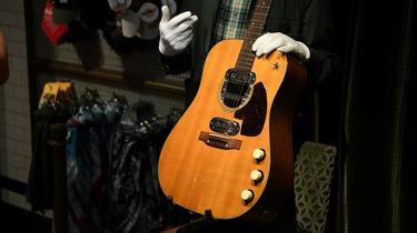Photo fournie par la maison d'enchères Julien le 11 mai 2020 de la guitare de Kurt Cobain, qui a été adjugée à 6 millions de dollars [DANIEL LEAL-OLIVAS / AFP]