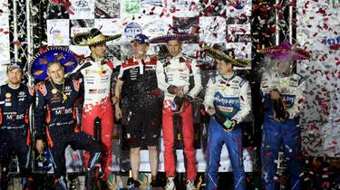 Le pilote Toyota Sébastien Ogier et son co-pilote Julien Ingrassia célèbrent à Leon, leur succès au rallye du Mexique, le 14 mars 2020 [ALFREDO ESTRELLA / AFP]