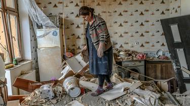 Une femme dans les décombres de son appartement détruit pendant un bombardement, le 10 octobre 2020 à Tartar, en Azerbaïdjan [Bulent Kilic / AFP]