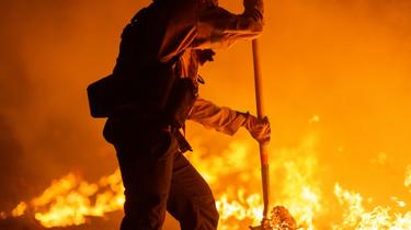 Un pompier du comté de Los Angeles lutte contre le Bobcat fire dans la forêt nationale d'Angeles, au nord de la ville de Monrovia en Californie, le 11 septembre 2020  [DAVID MCNEW / GETTY IMAGES NORTH AMERICA/AFP]