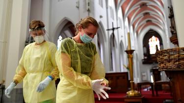 Des infirmières s'équipent avant de procéder à un dépistage du coronavirus à Anvers (nord de la Belgique) le 27 juillet 2020 [JOHN THYS / AFP]