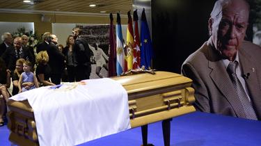 Le président du Real Madrid Florentino Perez (gauche) et le joueur espagnol Sergio Ramos (droite) devant le cercueil d'Alfredo di Stefano au stade Santiago Bernabeu le 8 juillet 2014 [Pierre-Philippe Marcou / AFP]