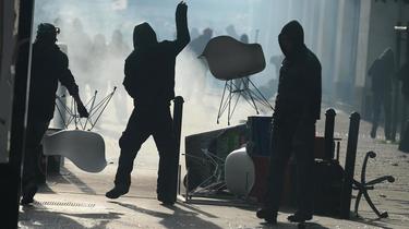 Des manifestants jettent des pierres lors d'affrontements avec la police à Nantes le 22 février 2014 [Jean-Sébastien Evrard / AFP]