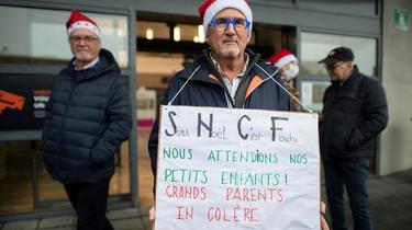 Devant les gares de Nantes ou encore de Brest, des grands-parents, coiffés de bonnets rouges de Noël, ont brandi des pancartes.