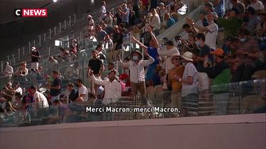 Le public de Roland Garros remercie Emmanuel Macron après la dérogation pour le couvre-feu