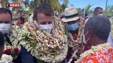 Emmanuel Macron «étouffé» par des colliers de fleurs en Polynésie, les internautes s'amusent