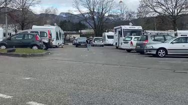 Des gens du voyage sur le parking d'un lycée