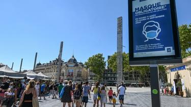 Le port du masque obligatoire s'étend tous les jours à davantage de rues à Paris ou, comme ici à Montpellier  [Pascal GUYOT / AFP]