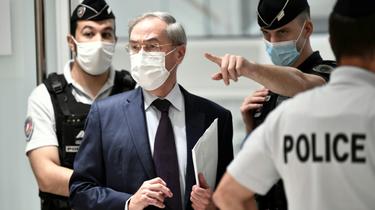 L'ancien ministre de l'Intérieur Claude Guéant arrive au tribunal, le 18 octobre 2021 [STEPHANE DE SAKUTIN / AFP/Archives]