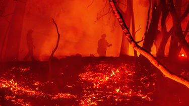 Des pompiers sur une propriété en feu lors de l'incendie de Glass à Calistoga, en Californie, le 1er octobre 2020. 