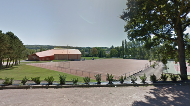Sans éclairage, le vieux terrain de foot en terre de Saint-Denis-de-Cabanne est devenu trop dangereux pour les joueurs.