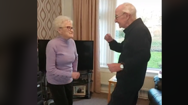 Joseph, 88 ans, et son épouse, Sylvia,82 ans, ont décidé de rester actif malgré le reconfinement.