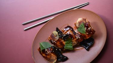 Le restaurant parisien Brigade du tigre dévoile sa recette des sushis de cochon. 