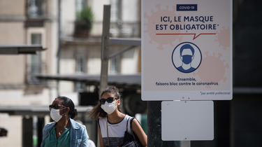 Le gouvernement français a imposé le renforcement des mesures sanitaires, notamment sur le port du masque. 
