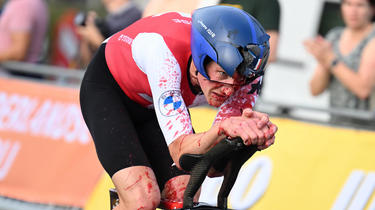Stefan Küng a terminé la course à la 11e place avec le visage en sang et le casque sérieusement amoché.