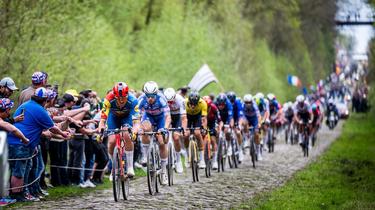 Plusieurs coureurs ont eu les mains sérieusement abîmées à l’arrivée de Paris-Roubaix.