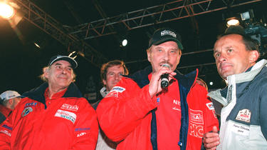 René Metge (à gauche) avait été le copilote de Johnny Hallyday sur le Dakar en 2002.
