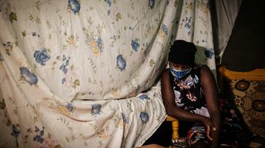 Linnet, jeune fille pauvre de 16 ans tombée enceinte pendant l'épidémie de coronavirus, à Nairobi le 15 juillet 2020  [Yasuyoshi CHIBA / AFP]