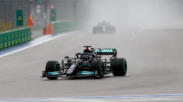 Lewis Hamilton a décroché sa victoire après l’arrivée de la pluie dans les derniers tours.