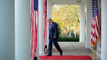Donald Trump arrive dans les jardins de la Maison Blanche pour une déclaration sur le coronavirus le 13 novembre 2020 [MANDEL NGAN / AFP]